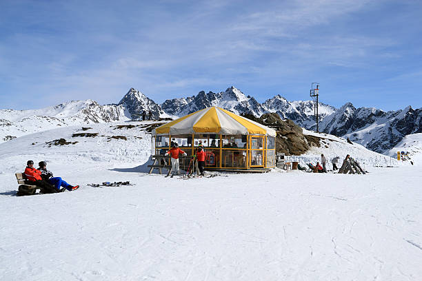 après-ski - apres ski ski restaurant mountain stock-fotos und bilder