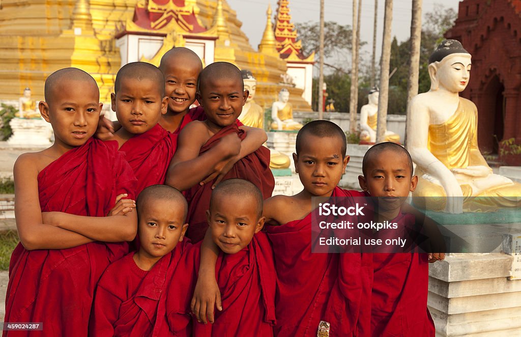 Iniciante budistas no Templo de Myitkyina, Myanmar - Foto de stock de Aprendiz de Monje Budista royalty-free