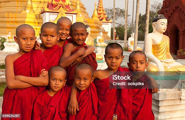 Foto de Iniciante Budistas No Templo De Myitkyina Myanmar e mais fotos de stock de Aprendiz de Monje Budista - Aprendiz de Monje Budista, Estátua, Fotografia - Imagem