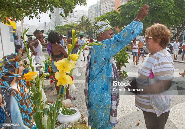 Photo libre de droit de Iemanja Lhonneur De Fête À Rio De Janeiro banque d'images et plus d'images libres de droit de Apprentissage - Apprentissage, Blanc, Bleu