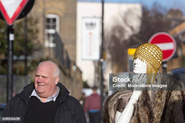 Манекен В Рынок На Портобеллороуд London — стоковые фотографии и другие картинки Барахолка - Барахолка, Лицо человека, Англия