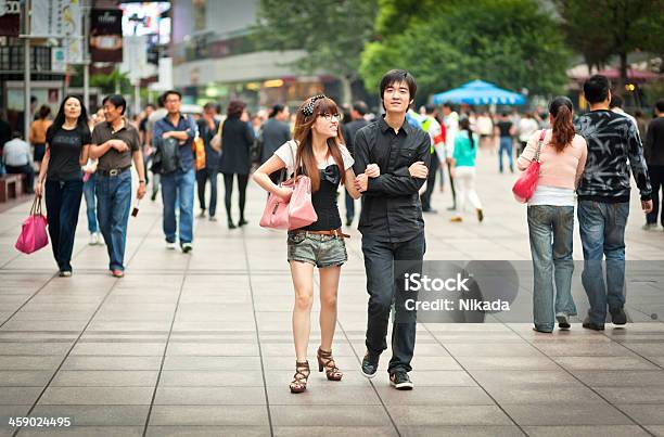 젊은 커플입니다 상하이 거리에 대한 스톡 사진 및 기타 이미지 - 거리, 건물 외관, 건축물