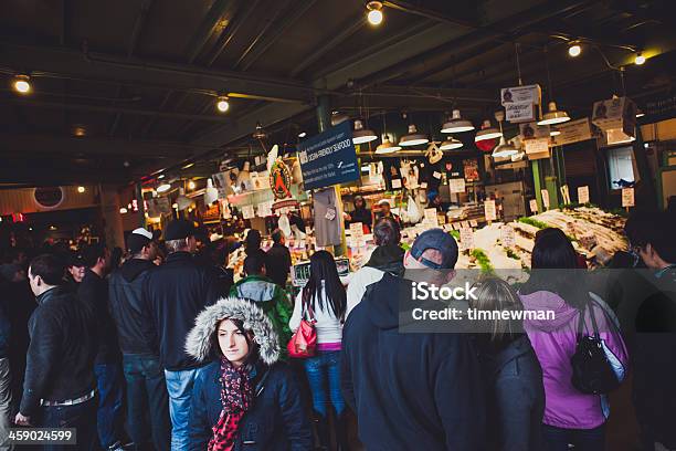 Foto de Famoso Pike Place Peixe Empresa Mar Comida Fique De Pé e mais fotos de stock de Andar