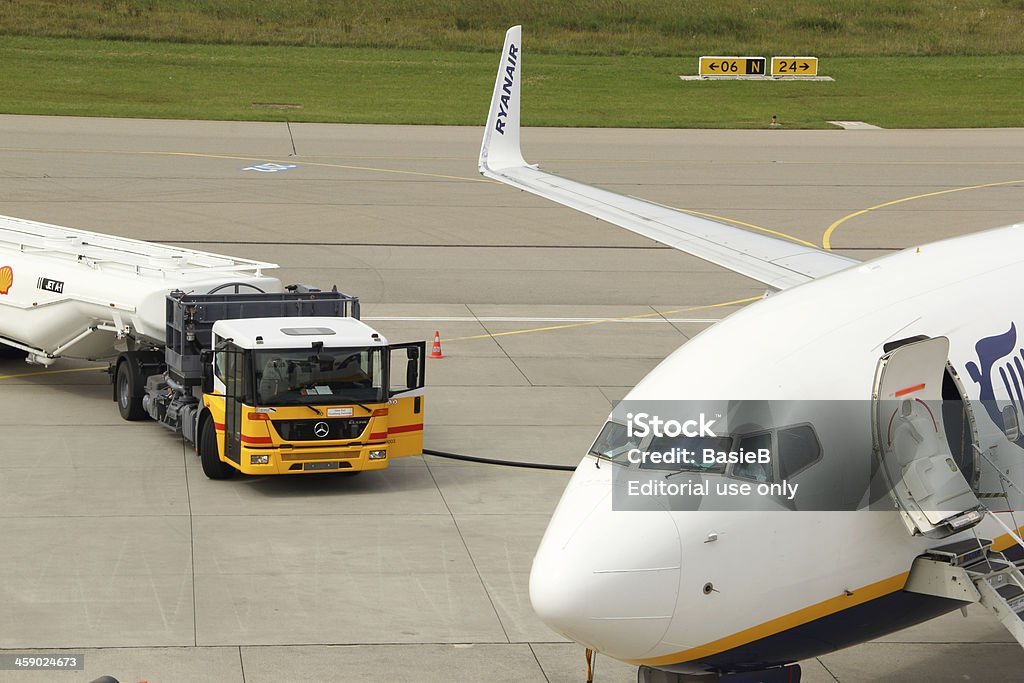 Ryanair Boeing 737-800 und Shell Benzin truck - Lizenzfrei Benzin Stock-Foto