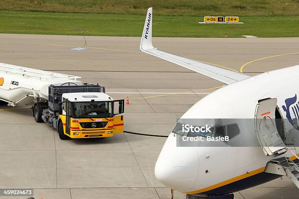 Ryanair Boeing 737800 Und Shell Benzin Truck Stockfoto und mehr Bilder von Benzin - Benzin, Boeing, Boeing 737