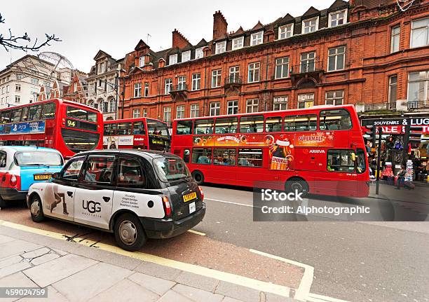 Такси И Автобусов Rank London — стоковые фотографии и другие картинки Автобус - Автобус, Англия, Архитектура