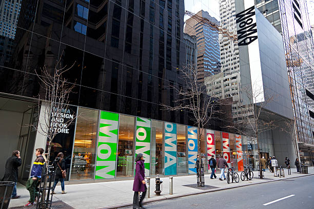 moma in new york city - national landmark editorial color image horizontal stock-fotos und bilder