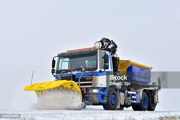 除雪車トラック - Winterdienstのストックフォトや画像を多数ご用意 - Winterdienst, アクションショット, アスファルト