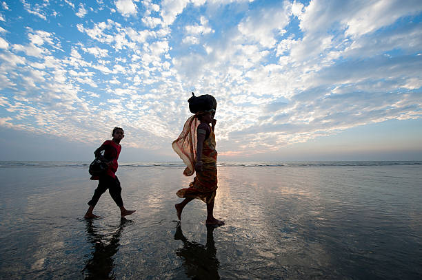 frau carrying meeresfrüchte zu fuß auf den strand, bangladesch - benglalese stock-fotos und bilder