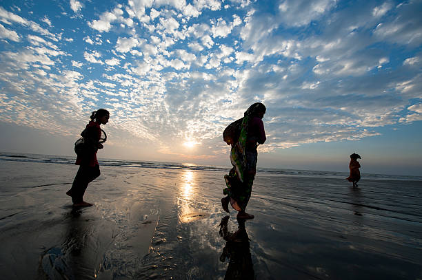 frau carrying meeresfrüchte zu fuß auf den strand, bangladesch - benglalese stock-fotos und bilder