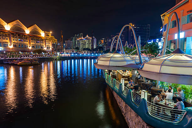 cingapura riverside restaurantes clarke quay, iluminada à noite - pedestrian zone tourist people singapore city - fotografias e filmes do acervo