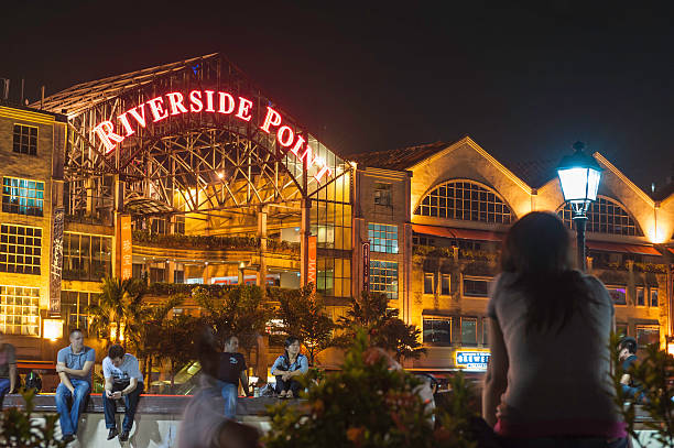 cingapura pessoas pelo riverside ponto clarke quay, iluminada à noite - pedestrian zone tourist people singapore city - fotografias e filmes do acervo