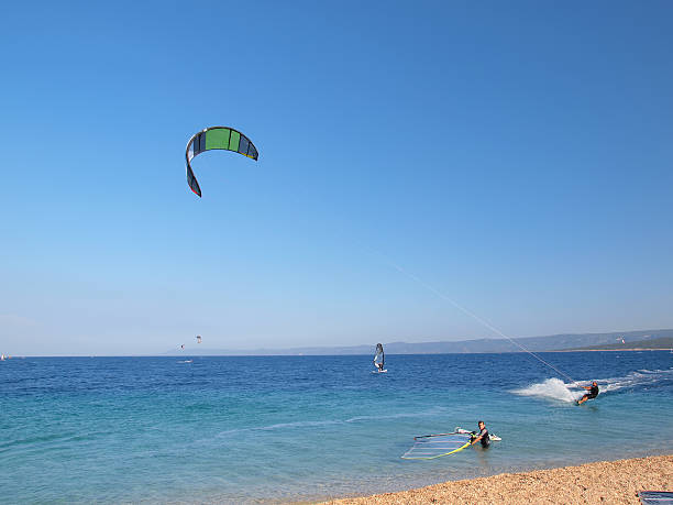 カイトサーフィンに対応 - kiteboarding sunlight croatia dalmatia ストックフォトと画像