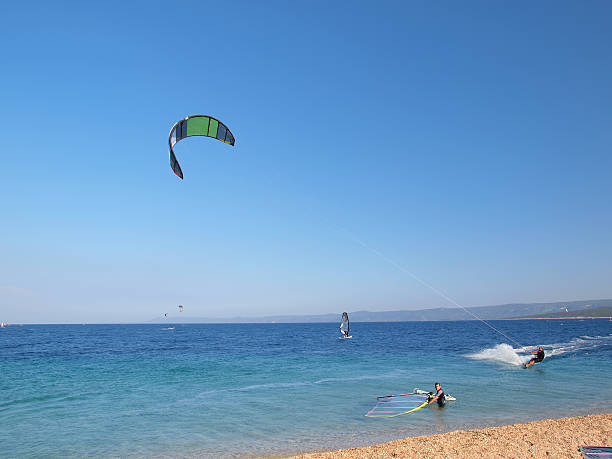 kite surfer w akcji - kiteboarding sunlight croatia dalmatia zdjęcia i obrazy z banku zdjęć