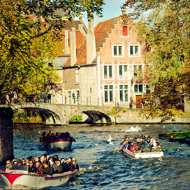 유람선, 관광객, 브뤼헤 - bruges cityscape europe autumn 뉴스 사진 이미지