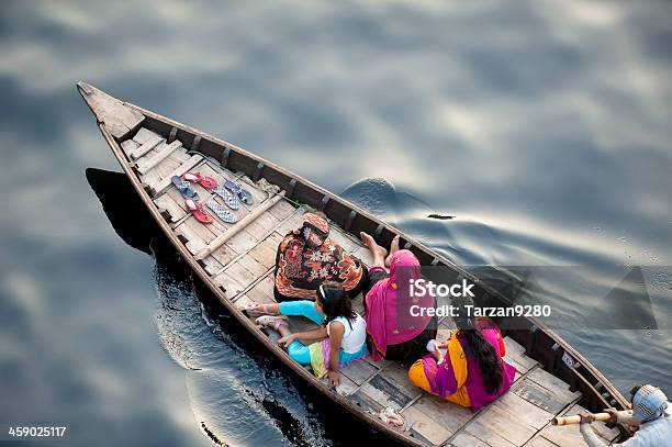 Perahu Yang Membawa Orang Bengal Di Atas Air Hitam Dhaka Bangladesh Foto Stok - Unduh Gambar Sekarang