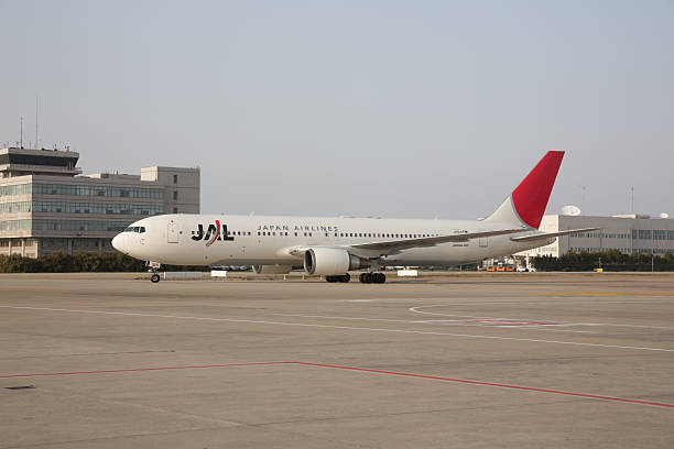 日本の航空のボーイング 767 - shanghai pudong international airport pudong taxiing editorial ストックフォトと画像