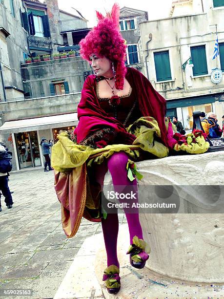 보라색 색시한 여자 2013 사육제 베니스 이탈리아 Carnival에 대한 스톡 사진 및 기타 이미지 - Carnival, Performing Arts Event, 가면 무도회