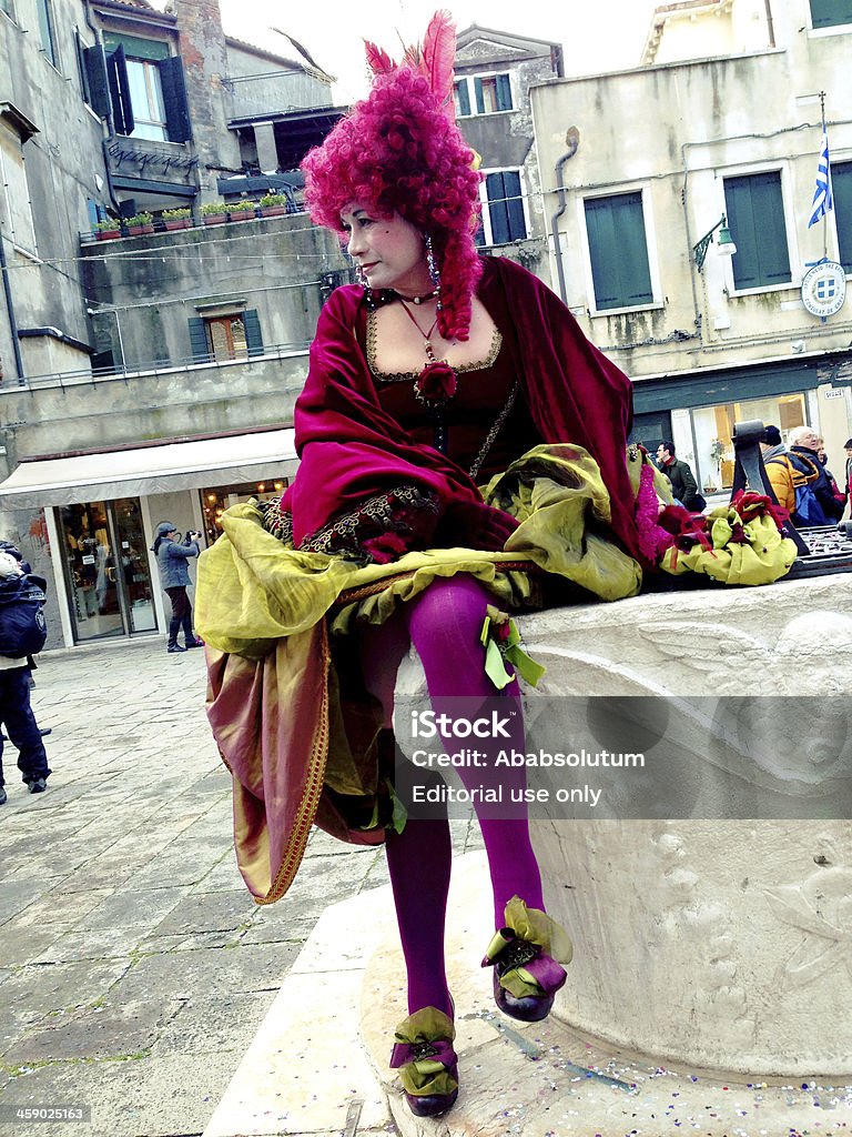 Purple Sexy kobieta w Karnawał w Wenecji 2013 roku Włochy - Zbiór zdjęć royalty-free (Aplikacja mobilna)