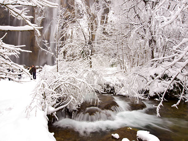 no grande cachoeira - plitvice lakes national park croatia winter sparse - fotografias e filmes do acervo