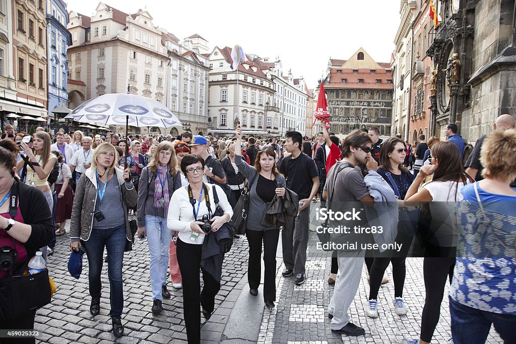 Grande Grupo de turistas na Praça da Cidade Velha de Praga - Royalty-free Multidão Foto de stock