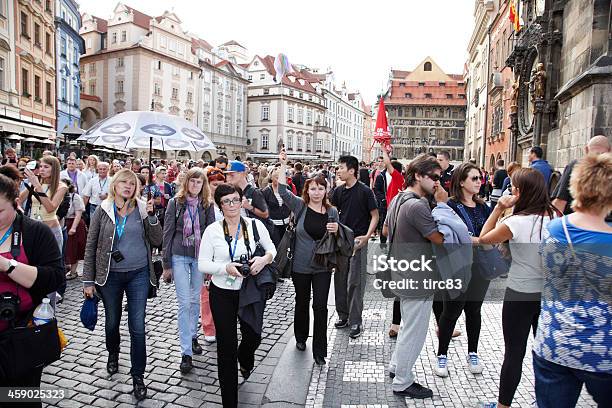 Grande Grupo De Turistas Na Praça Da Cidade Velha De Praga - Fotografias de stock e mais imagens de Multidão