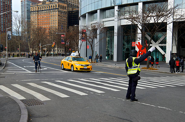 bicyclist, verkehr officer, taxi, state street lower manhattan, nyc - state street manhattan manhattan beard cycling stock-fotos und bilder