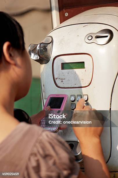 Korzystanie Z Telefonu - zdjęcia stockowe i więcej obrazów Automat na pieniądze - Automat na pieniądze, Automat telefoniczny, Czytać