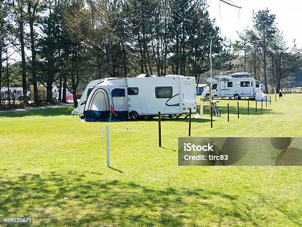 Photo libre de droit de Du Parc De Caravanes Et Des Tentes banque d'images et plus d'images libres de droit de Activité de loisirs - Activité de loisirs, Camping, Camping-car