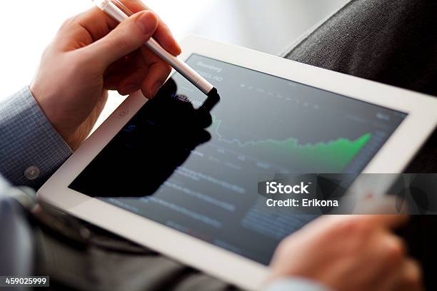 Bloomberg En Ipad Foto de stock y más banco de imágenes de Ahorros - Ahorros, Analizar, Aplicación para móviles
