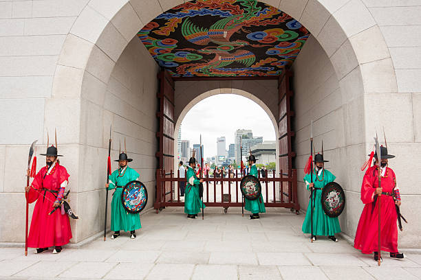 corea del sud-seul palazzo gyeongbokgung antica cerimonia tradizionale prestazioni di protezione del cambio - seoul honor guard horizontal front view foto e immagini stock