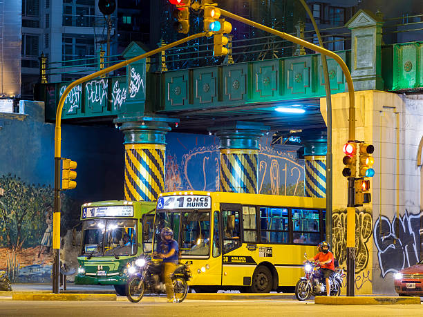 autobus e motocicletta al semaforo, buenos aires, argentina - public transportation buenos aires argentina palermo buenos aires foto e immagini stock