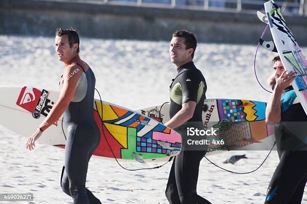 Surfistas Na Praia De Bondi - Fotografias de stock e mais imagens de 20-29 Anos - 20-29 Anos, Adulto, Andar