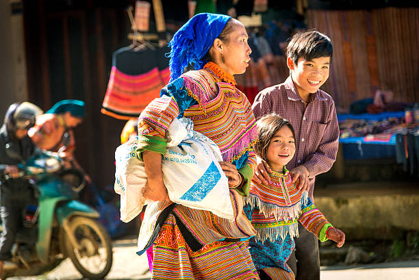 семья на рынке,, вьетнам - bac ha стоковые фото и изображения