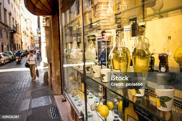 Typische Gourmet Shop Im Zentrum Von Rom Und Verkaufen Limoncello Stockfoto und mehr Bilder von Einzelhandel - Konsum