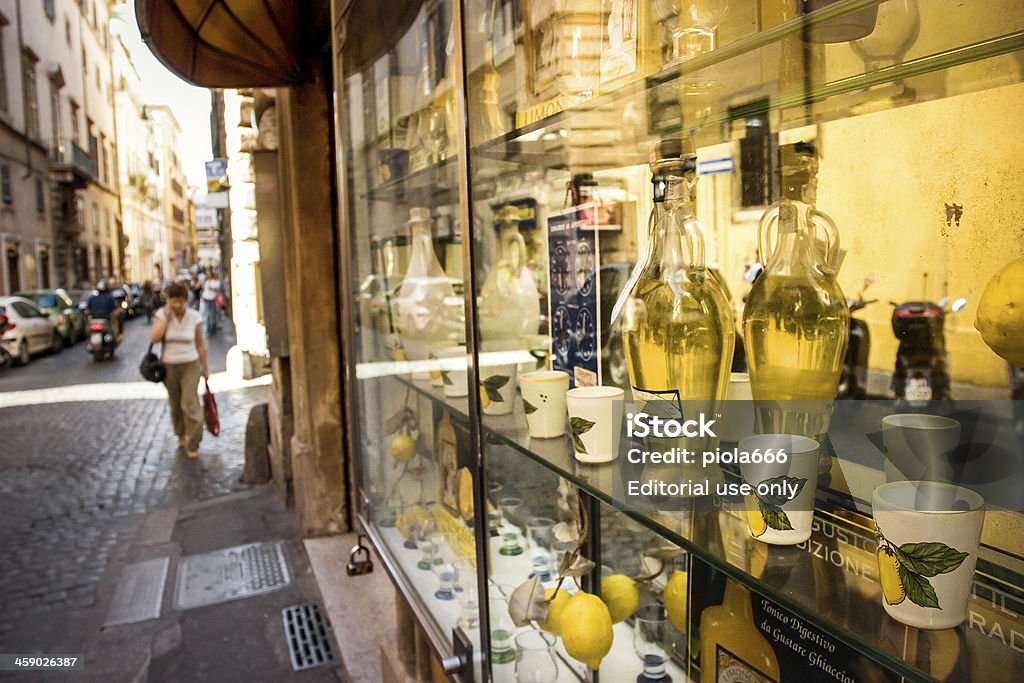 典型的なグルメショップでは、ローマの中心、リモンチェッロ販売 - イタリアのロイヤリティフリーストックフォト