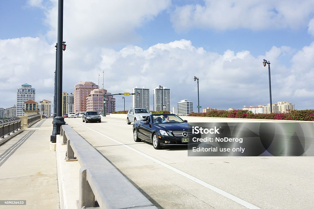 Mercedes descapotable en el puente - Foto de stock de Coche libre de derechos