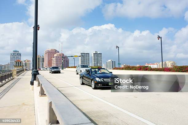 Mercedes Descapotable En El Puente Foto de stock y más banco de imágenes de Coche - Coche, Descapotable, Aire libre