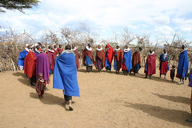 taniec masai kobiet noszących tradycyjne biżuteria, tanzania - masai africa dancing african culture zdjęcia i obrazy z banku zdjęć