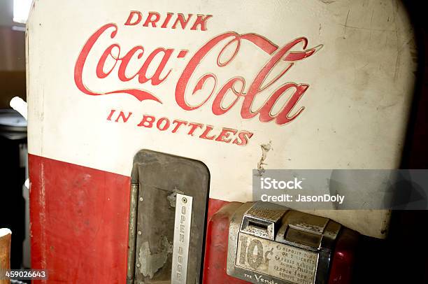 Máy Bán Hàng Tự Động Cocacola Cổ Hình ảnh Sẵn có - Tải xuống Hình ảnh Ngay  bây giờ - Mộc mạc, Ký hiệu - Tin nhắn, Phong cách retro - iStock