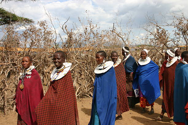 massai frauen in traditionellen schmuck, tansania - masai africa dancing african culture stock-fotos und bilder