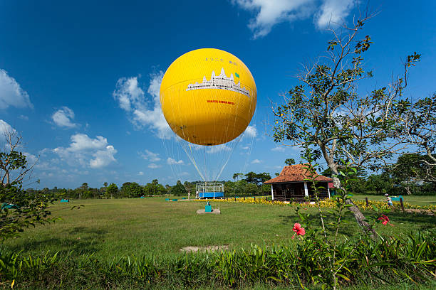de ar quente em angkor wat - helium balloon asia angkor angkor wat - fotografias e filmes do acervo