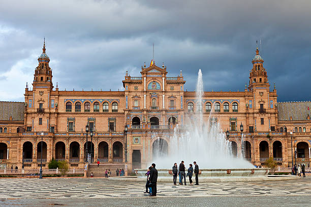 plaza de españa in sevilla, spanien - seville sevilla fountain palacio espanol stock-fotos und bilder