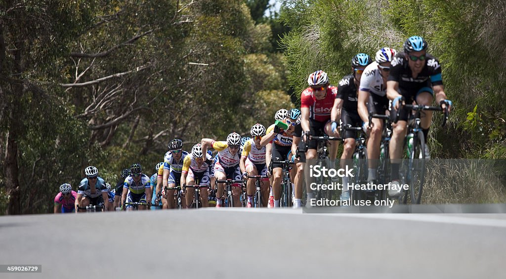 Grupo de ciclistas que compiten en una carrera de importantes. - Foto de stock de Andar en bicicleta libre de derechos