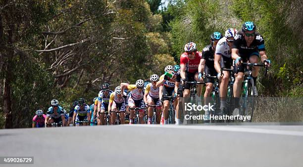 Grupo De Ciclistas Que Compiten En Una Carrera De Importantes Foto de stock y más banco de imágenes de Andar en bicicleta