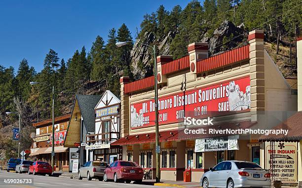 Rua Principal Verbo Dakota Do Sul - Fotografias de stock e mais imagens de Aldeia - Aldeia, Ao Ar Livre, Black Hills