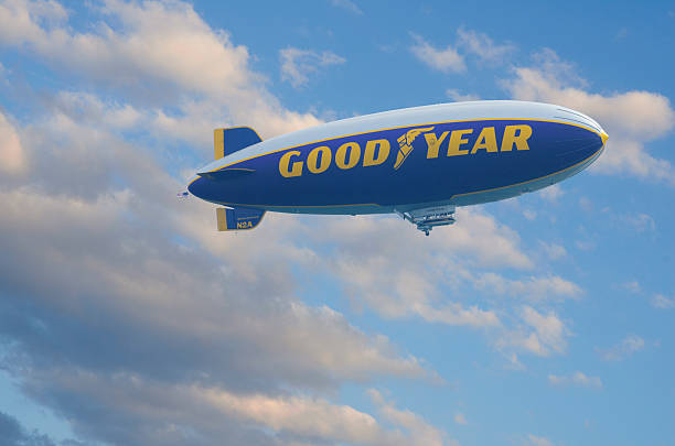 goodyear blimb - goodyear blimp photos et images de collection