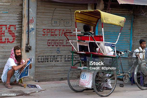 La Vida Diaria Nueva Delhi India Foto de stock y más banco de imágenes de Adulto - Adulto, Bicicleta taxi, Ciudades capitales