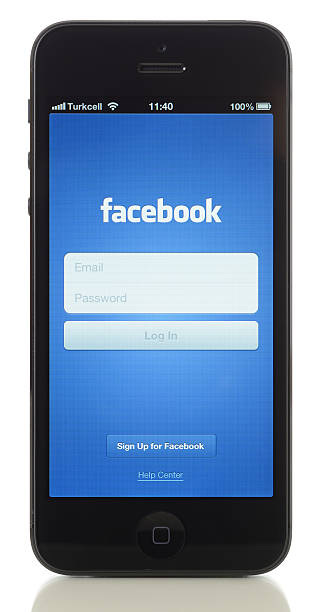 facebook na iphone a 5" - apple com zdjęcia i obrazy z banku zdjęć