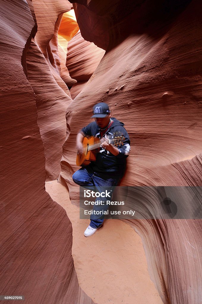 Indyjski człowiek Gra Gitara w Lower Antelope Canyon, Arizona, USA - Zbiór zdjęć royalty-free (Jaskinia)